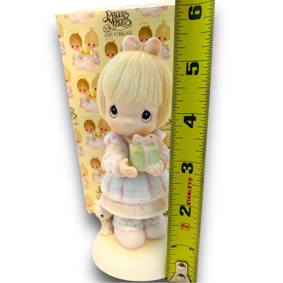 God Sends The Gift Of His Love
1984 Jonathan & David Precious Moments Figurine - Picture 5 of 9